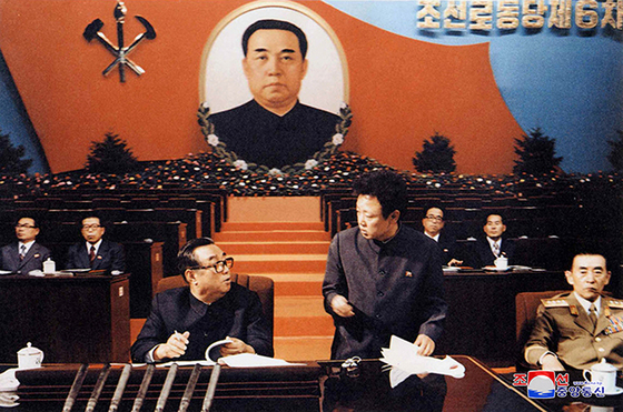김일성 주석과 김정일 국방위원장이 1980년 10월 조선노동당 제6차 당대회에 참석했다.