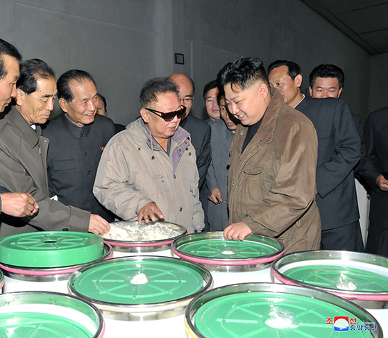 김정일 국방위원장과 김정은 국무위원장이 2011년 10월 2.8비날론연합기업소를 현지지도하고 있다.