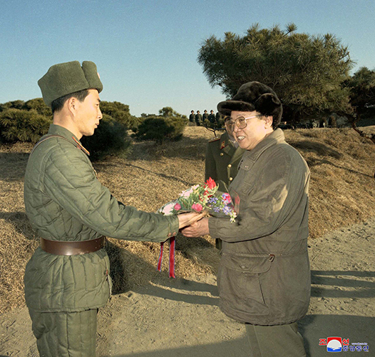 김정일 국방위원장이 1995년 1월 다박솔 중대를 시찰하고 있다.