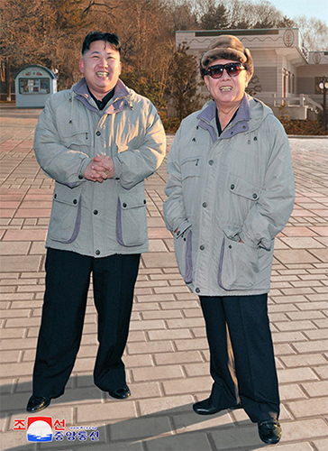 김정일 국방위원장과 김정은 국무위원장이 2011년 12월 동반 현지지도에 나서고 있다.