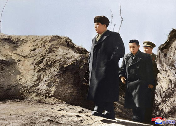김일성 주석과 김정일 국방위원장이 1963년 2월 대덕산 해군 초소를 현지지도하고 있다.