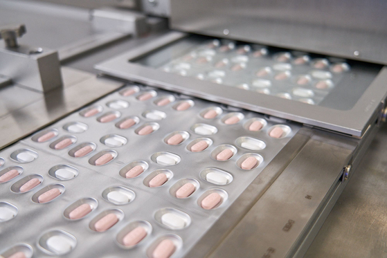 FDA 사용 허가를 받은 화이자의 코로나 치료 알약 '팍스로비드'. 〈사진=연합뉴스/AFP〉