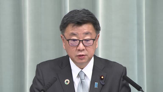 마쓰노 히로카즈 일본 관방장관이 오늘(24일) 총리관저에서 열린 기자회견에서 베이징 올림픽·패럴림픽에 대해 ″정부 대표단 파견은 예정에 없다″고 말하고 있다. 〈사진=로이터〉