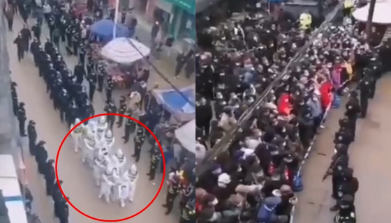 중국의 한 지방 공안 당국이 코로나19 방역 규정을 어긴 용의자들에게 대형 사진을 목에 걸고 거리 행진을 하도록 해 논란이 일고 있다. 〈사진=트위터 캡처〉