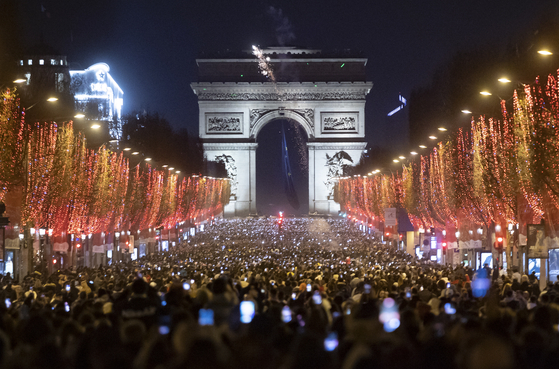 프랑스 파리 개선문 앞에 모여 새해를 축하하는 시민들의 모습. 〈사진=연합뉴스/EPA〉