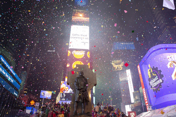 세계에서 가장 유명한 신년 축제 중 하나로 꼽히는 미국 뉴욕 타임스스퀘어의 '볼드롭' 행사에는 1만 5000명의 관람객이 모였습니다. 〈사진=연합뉴스/EPA〉
