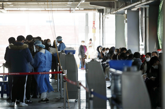 지난 4일 오후 광주 북구보건소 선별진료소에 검사를 받으려는 시민들의 방문이 이어지고 있다. 〈사진=연합뉴스〉