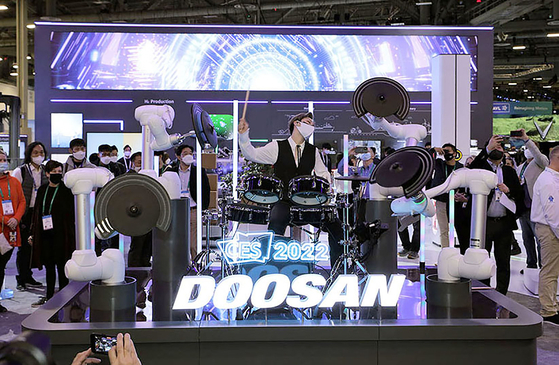 드럼 공연 선보이는 두산로보틱스 협동로봇 모습. 〈사진=두산그룹 제공〉