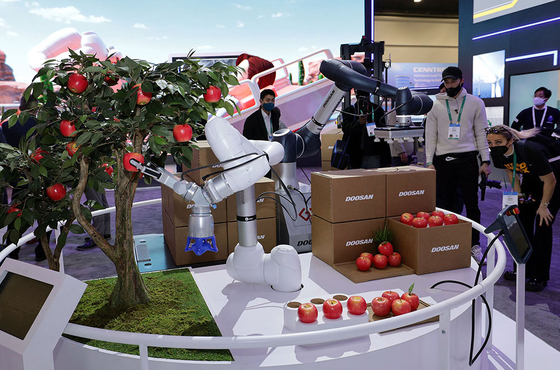 스마트팜의 사과를 수확 및 포장하는 두산로보틱스 협동로봇. 〈사진=두산그룹 제공〉