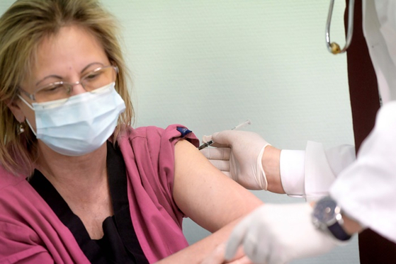 코로나19 백신 접종 하는 여성. 〈사진-AFP·연합뉴스〉