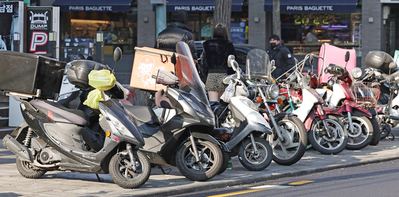 지난 2일 오후 서울 시내의 한 인도 위에 오토바이들이 세워져 있다. 〈사진=연합뉴스〉