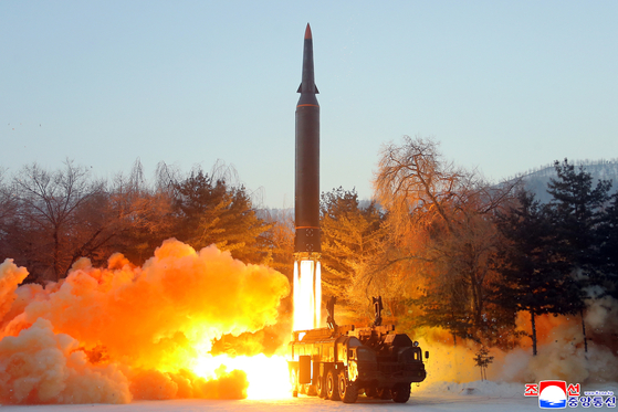 조선중앙통신은 지난 6일 ″국방과학원은 1월 5일 극초음속 미사일 시험발사를 진행하였다″라고 보도했다. 〈사진=조선중앙통신 ·노동신문 〉