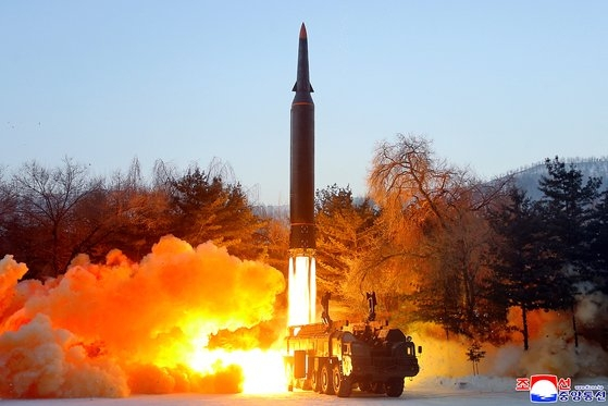 조선중앙통신은 6일 ″국방과학원은 1월 5일 극초음속 미사일 시험발사를 진행하였다″라고 보도했다.