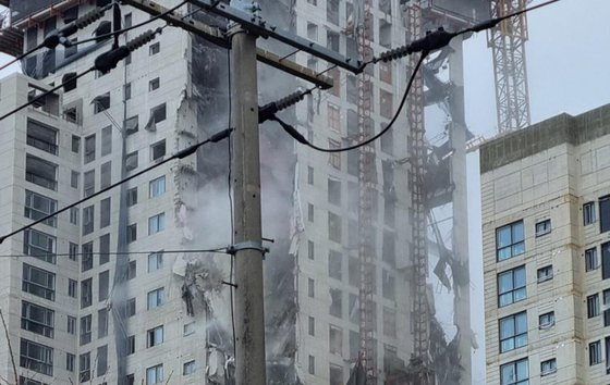 광주광역시 서구 광천동의 고층아파트 공사현장에서 외벽이 무너졌습니다. 〈사진=연합뉴스〉 