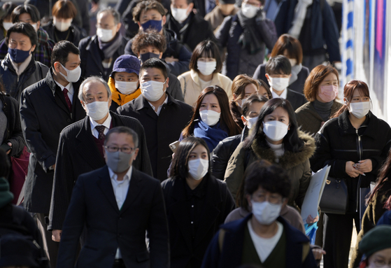 지난 7일 일본 도쿄에서 마스크를 쓴 시민들이 거리를 걷고 있다. 〈사진=EPA 연합뉴스〉