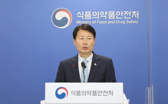 김강립 식품의약품안전처장이 노바백스 백신을 허가하겠다고 발표하고 있다. 〈사진 : 연합뉴스〉