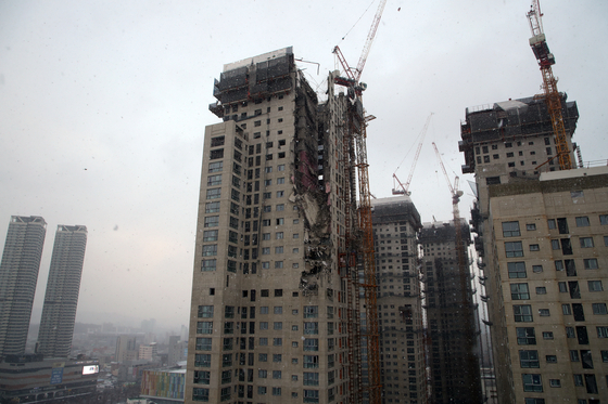 지난 11일 오후 4시께 광주 서구 화정동에서 신축 공사 중인 고층아파트의 외벽이 무너져내렸다. 〈사진=연합뉴스〉