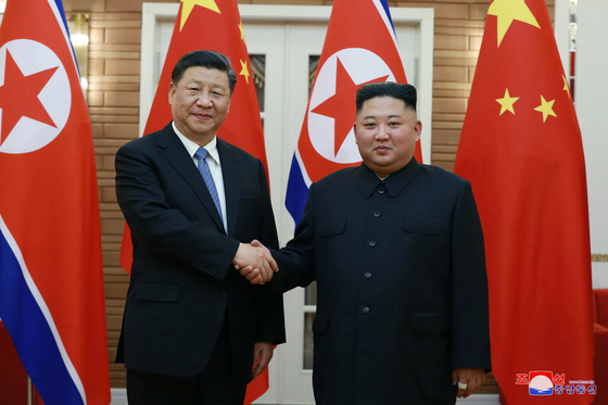 2019년 6월 평양을 방문한 시진핑 중국 국가주석이 북중정상회담에 앞서 김정은 북한 국무위원장과 악수하고 있는 모습.