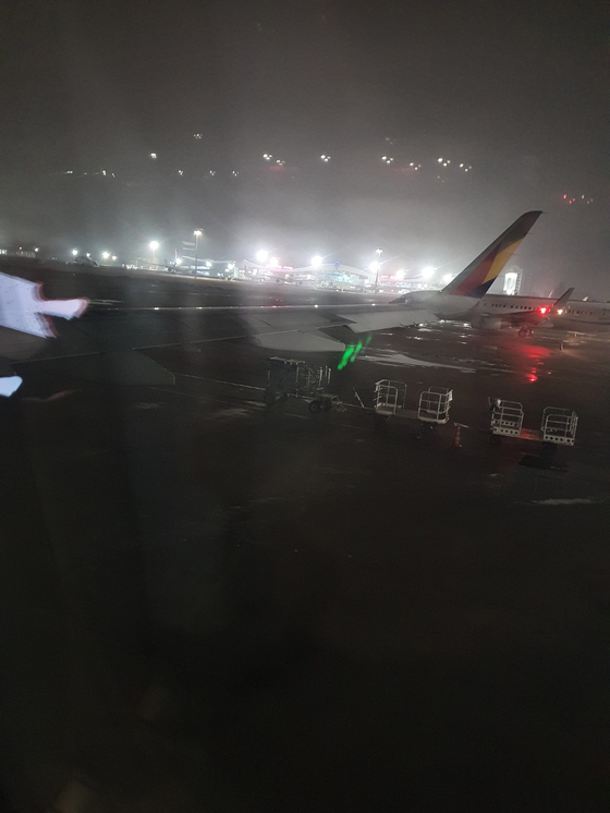 지난 5일 카자흐스탄 알마티 국제공항에 착륙한 아시아나 여객기. 〈사진=JTBC 시청자 제공〉