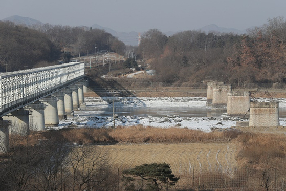 오늘(13일) 경기도 파주시 임진각에서 바라본 임진강이 한파로 얼어 있는 모습. 〈사진-연합뉴스〉