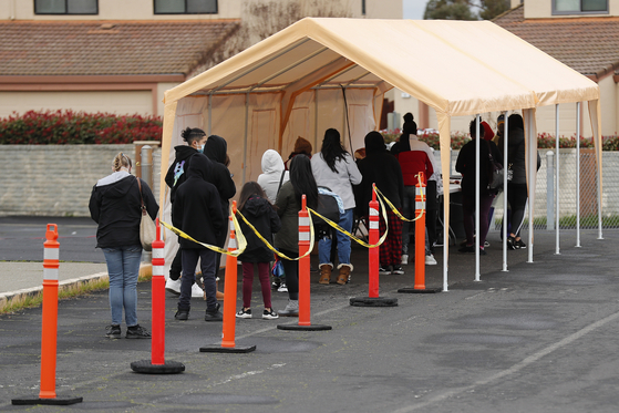 지난 7일 미국 캘리포니아 한 초등학교에서 자녀를 동반한 부모들이 COVID-19 검사를 받기 위해 기다리고 있다. 〈사진=EPA 연합뉴스〉
