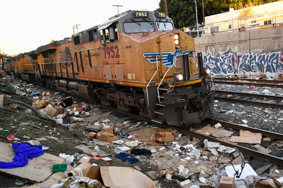 미국 LA 도심 인근에서 화물 열차에 실린 화물이 통째로 털리는 일이 수개월째 이어지고 있습니다. 〈사진=연합뉴스/AFP〉