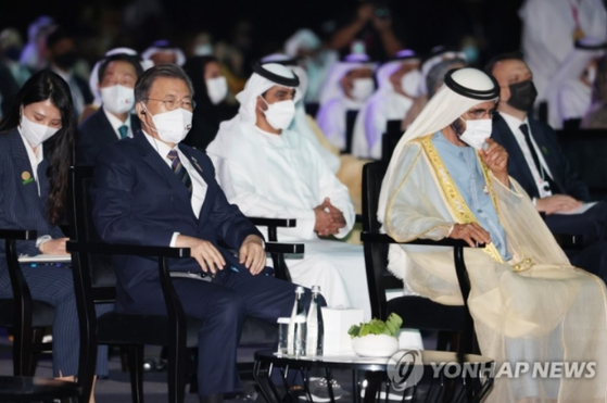 문재인 대통령이 17일 아랍에미리트(UAE) 두바이 엑스포 전시센터에서 열린 아부다비 지속가능성주간 개막식 및 자이드상 시상식에 참석한 모습 〈사진=연합뉴스〉