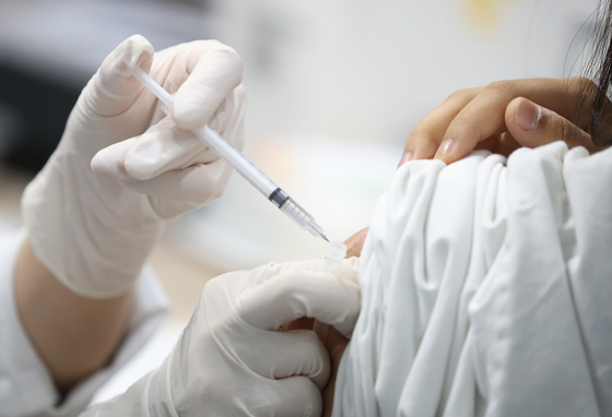 예방접종센터에서 의료진이 화이자 백신을 접종하고 있다 〈연합뉴스〉