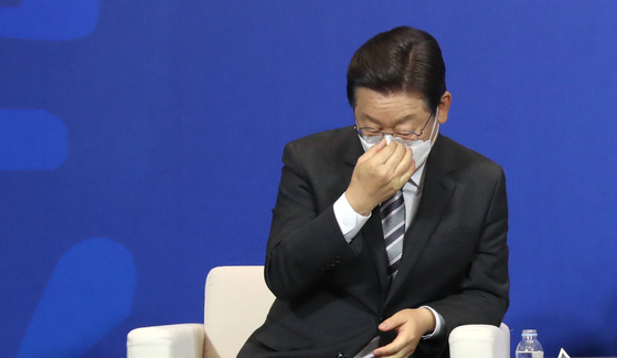 이재명 더불어민주당 대선 후보가 18일 서울 마포구 상장회사회관에서 열린 한국중견기업연합회 간담회에서 마스크를 고쳐 쓰고 있다. 〈사진=국회사진기자단〉