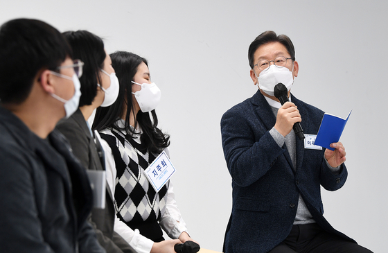 이재명 더불어민주당 대선 후보가 지난 2일 서울 마포구 소재 더불어민주당 미래당사 '블루소다' 개관식에 참석, 2030 청년리스너들의 질문에 답하고 있다. 〈사진=국회사진기자단〉