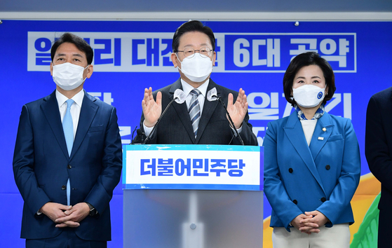 이재명 더불어민주당 대선 후보가 18일 서울 여의도 민주당사에서 일자리 대전환 6대 공약을 발표하고 있다. 〈사진=국회사진기자단〉