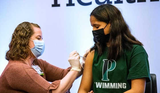 지난 6일 코로나19 백신 추가 접종을 받는 미국 아동. 〈사진-AFP·연합뉴스〉