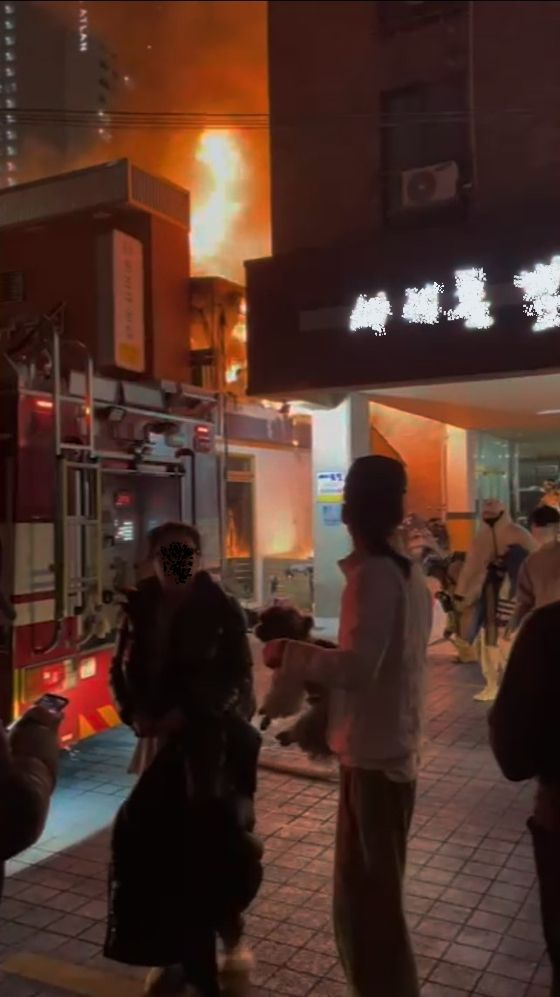 1월 19일 부산시 해운대구 식당 화재 당시 원룸 입주민들이 대피하는 모습〈사진=조재한〉