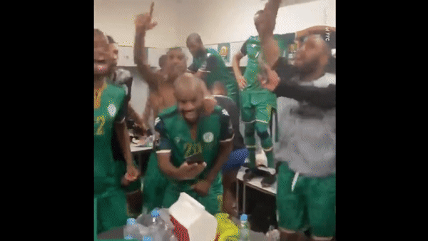 〈가나를 꺾은 뒤 라커룸에서 기뻐하는 코모로 대표팀. 출처=코모로축구협회 트위터〉