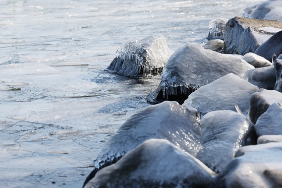 지난12일 서울 여의도 선착장 인근 한강 일부가 얼어있다. 하지만 공식적인 한강 결빙으로는 인정되지 않는다. 〈사진-연합뉴스〉 