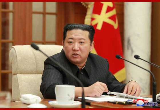 북한이 어제 노동당 중앙위원회 제8기 제6차 정치국회의를 진행했다고 밝혔다. 회의를 주재하는 김정은 총비서. 〈사진=조선중앙통신〉