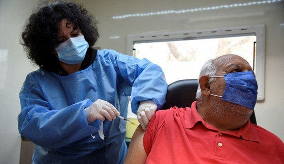 코로나19 백신을 맞는 그리스의 한 60대 시민. 〈사진-로이터·연합뉴스〉