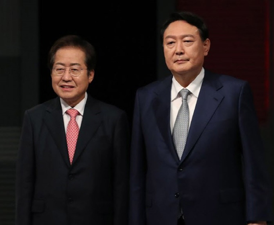 홍준표 국민의힘 의원(왼쪽)과 윤석열 국민의힘 대선 후보. 〈사진-국회사진기자단〉 