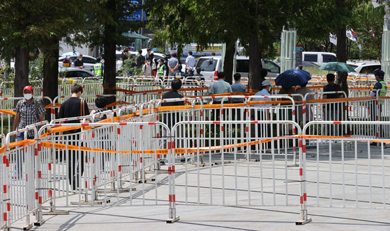 지난해 8월 15일 서울 종각역 인근 도로에 펜스가 설치돼 있는 모습. 〈사진=연합뉴스〉