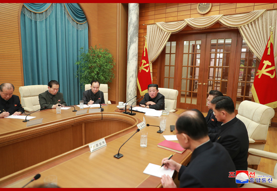 북한이 어제 노동당 중앙위원회 제8기 제6차 정치국회의를 진행했다고 밝혔다.  회의에 참석한 김정은 총비서(왼쪽에서 네번째)와 정치국 상무위원, 위원들. 〈사진=조선중앙통신〉 