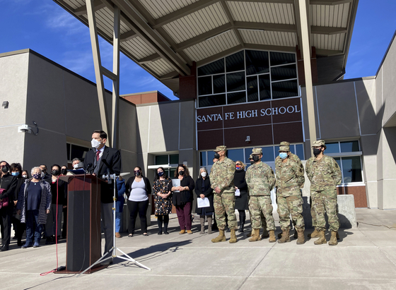미국 뉴멕시코주는 주 방위군과 공무원들이 대체 교사로 임시로 투입된다고 발표했다.〈사진=AP 연합뉴스〉