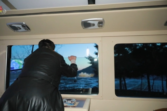 지난 12일 조선중앙TV가 보도한 김정은 북한 국무위원장의 모습. 자신의 전용 차량 안에서 극초음속 미사일이 발사되는 장면을 지켜보고 있다. 〈사진=조선중앙TV〉