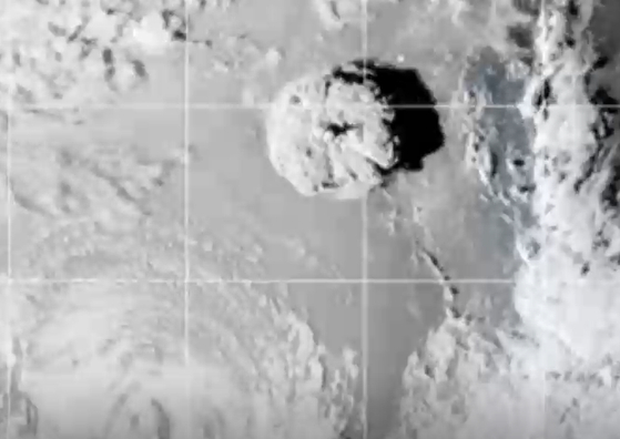 미국 해양대기청(NOAA) 위성에 잡힌 해저화산 폭발 장면.〈사진=JTBC 뉴스룸 캡처〉