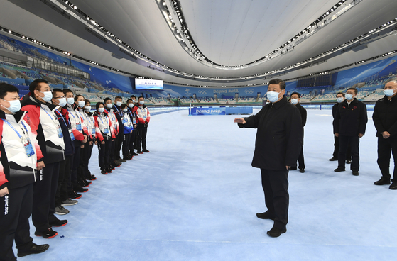 2월 4일 개막하는 동계 베이징올림픽을 앞두고 시진핑 중국 국가주석이 빙상장을 찾아 선수단을 격려하고 있다. 〈사진=신화통신, 연합뉴스〉
