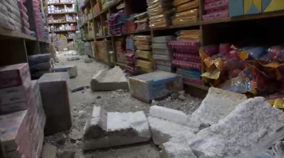 문구도매점 바닥에 물건들이 떨어져 있다. 상인들은 사고 당시 날아들어온 스티로폼 덩어리를 미처 치우지 못했다. 〈사진=JTBC 뉴스룸〉