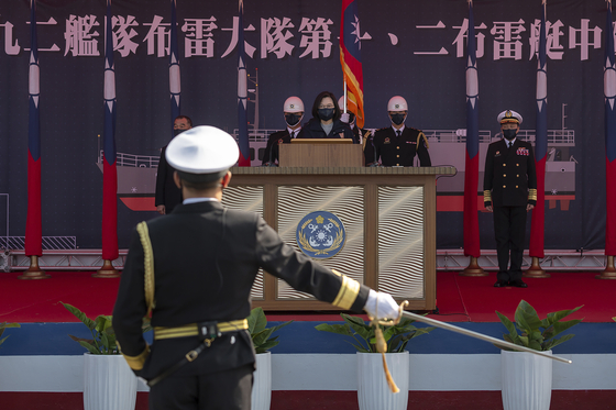 차이잉원 대만 총통이 1월 14일 대만 해군을 방문해 사열을 받고 있다. 〈사진=AP, 연합뉴스〉 