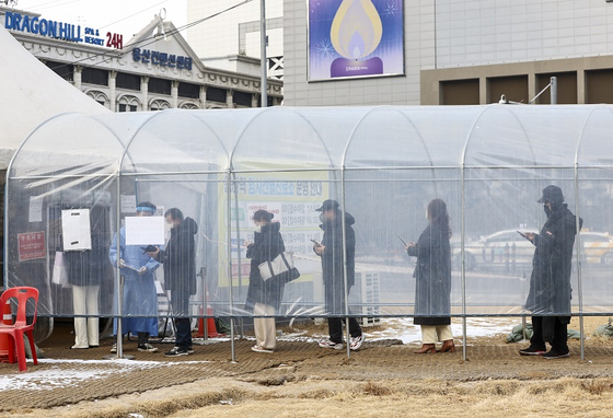 22일 오전 서울 용산역 임시선별진료소에서 시민들이 검사를 받기 위해 대기하고 있다. 〈사진-연합뉴스〉