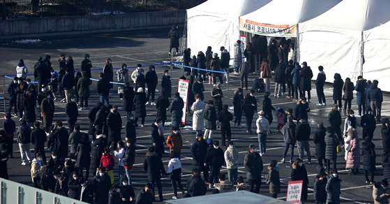 코로나19 임시 선별진료소에 사람들이 줄을 서 있는 모습. 〈자료 사진=연합뉴스〉