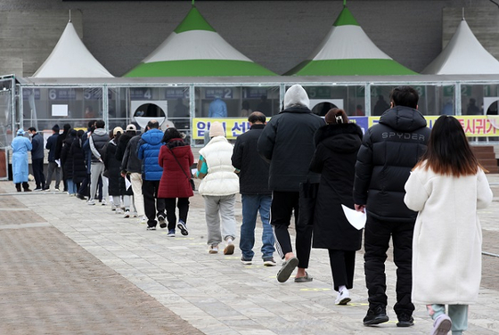 24일 오후 광주시청 광장에 마련된 임시선별검사소에서 코로나19 검사를 받으려는 시민들이 길게 줄 서 있다. 〈사진-연합뉴스〉