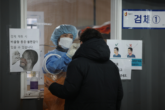 25일 오전 서울역 광장 임시선별검사소에서 의료진이 검체채취를 하고 있다. 〈사진=연합뉴스〉